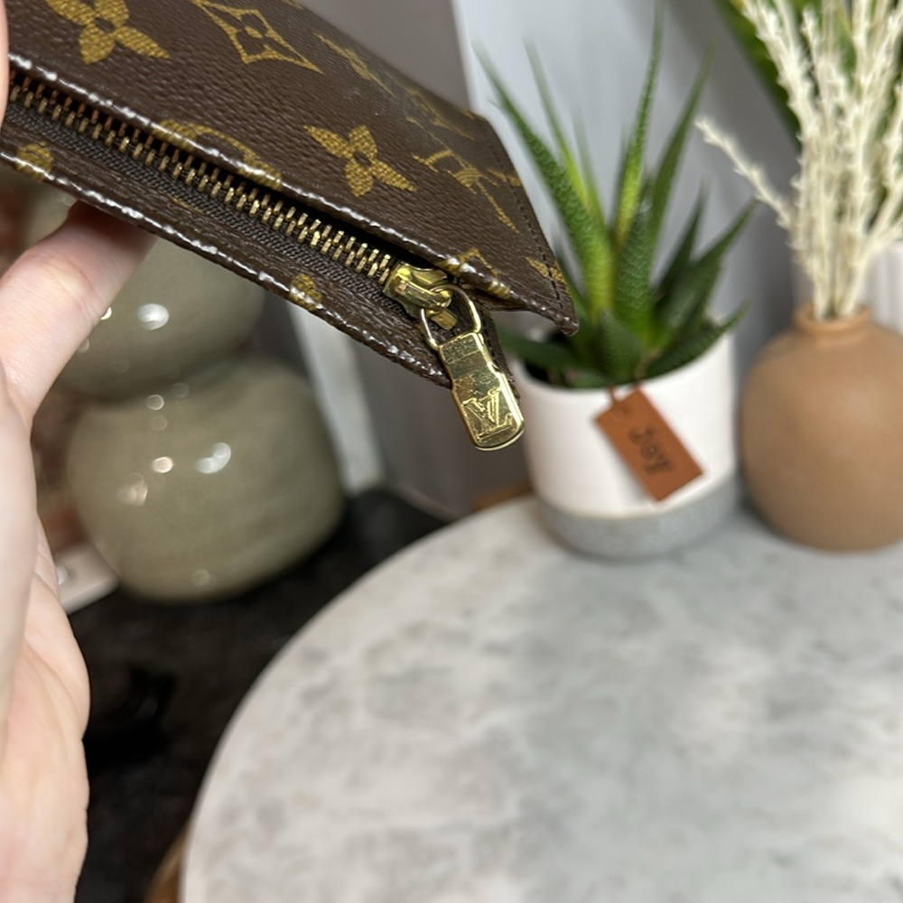 Louis Vuitton Monogram Bucket Pouch - Picture 12 of 15